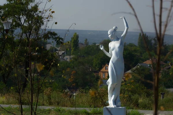 Біла Статуя Жінки Площі — стокове фото