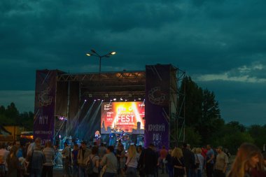 Kryvyi Rih, Ukrayna - 08 Eylül 2018: Endüstriyel festival sahne ve insanların kalabalıklar eğlenelim yanında moody sk