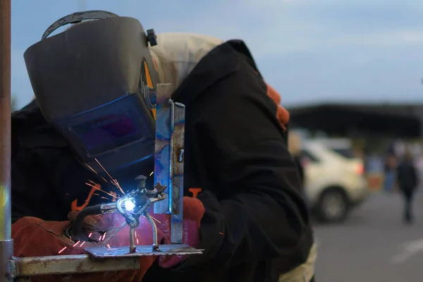 人焊接小机器人雕像户外 — 图库照片