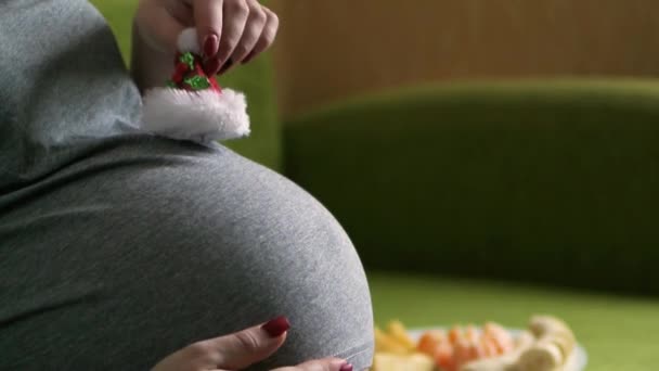 Embarazada Caucásica Chica Jugar — Vídeo de stock