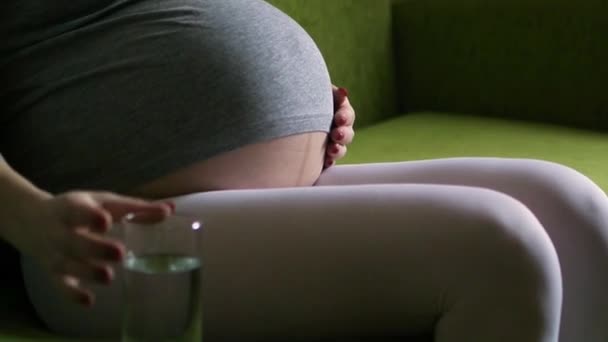 Schwangere Kaukasierin Trinkt Wasser — Stockvideo