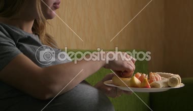 Hamile beyaz kız yemek sağlıklı gıda