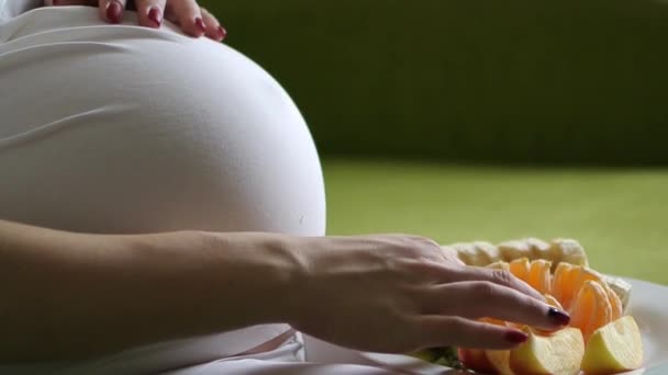 Embarazada Chica Caucásica Comer Alimentos Saludables — Vídeos de Stock