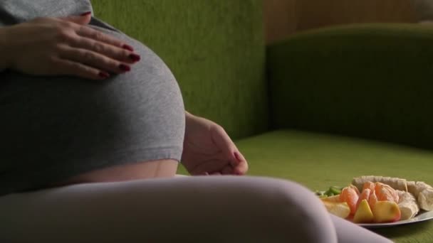 Zwangere Kaukasische Meisje Eet Gezond Voedsel — Stockvideo