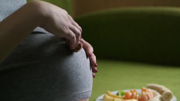 Zwangere Kaukasische Meisje Spelen — Stockvideo