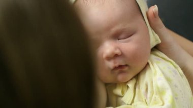 Yeni doğan bebek portre yalan anne göğsüne evde şapkalı