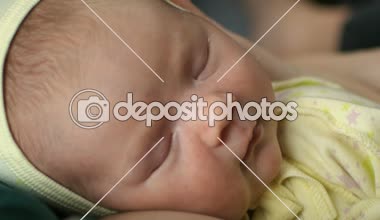 Yeni doğan bebek portre yalan anne göğsüne evde şapkalı