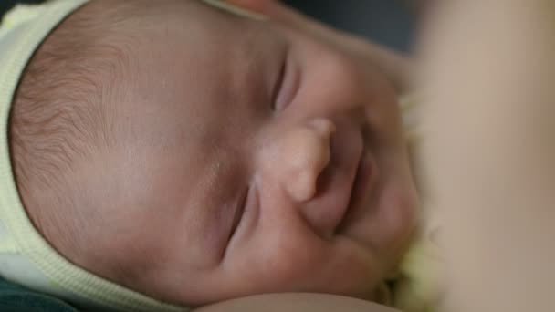 Nouveau Portrait Bébé Trouvent Sur Poitrine Mère Maison Dans Chapeau — Video