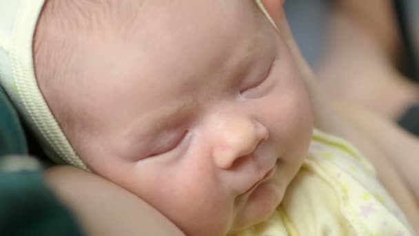 Nouveau Portrait Bébé Trouvent Sur Poitrine Mère Maison Dans Chapeau — Video