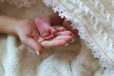 Annesi elinde bebek ayaklar