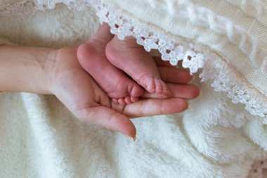 Annesi elinde bebek ayaklar