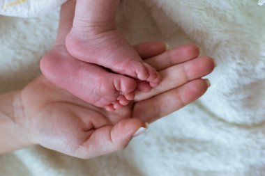 Annesi elinde bebek ayaklar