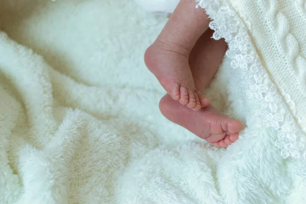 Baby Voeten Witte Kleren — Stockfoto