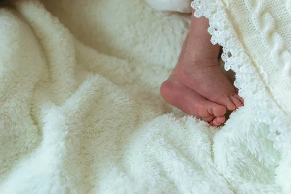 Baby Voeten Witte Kleren — Stockfoto