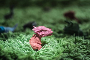 Yüksek otların minyatür yaban hayatı Toy dinozorlar