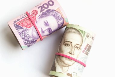 Tüpler Ukraynalı hryvnia banknotlar iki ve beş yüz. Yolsuzluk sembolü