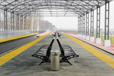 Metal dalları siyah renk Demiryolu istasyonu platformu