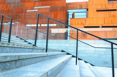 Mavi cam merdiven gün modern