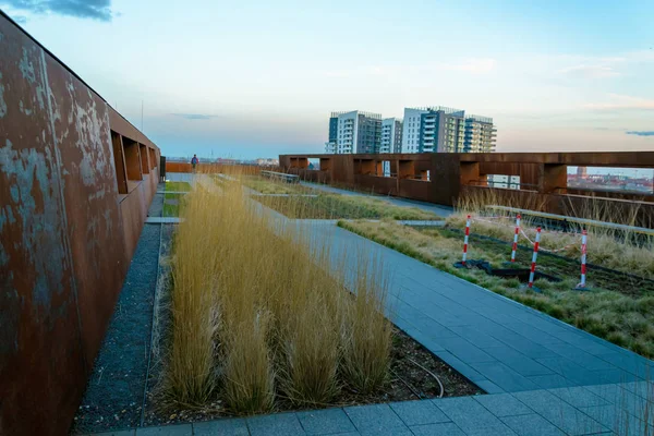 Avrupa Dayanışma Merkezi çatı terasında gün batımı kimse