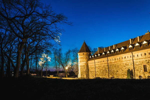 BYTOW, POLÓNIA - 14 de abril de 2019: Castelo de cavaleiros góticos teutônicos à noite — Fotografia de Stock