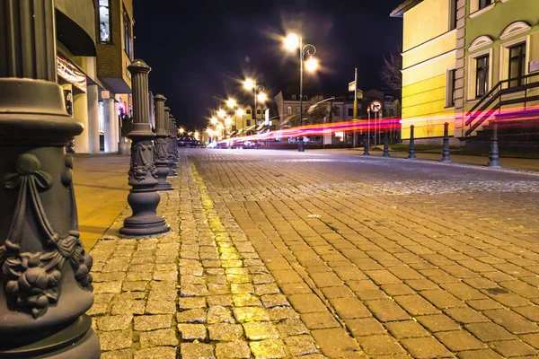 Alte europe street night light trails — Stockfoto