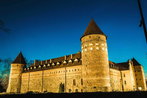 BYTOW, POLOGNE - 14 avril 2019 : Château gothique teutonique des Chevaliers la nuit Images De Stock Libres De Droits