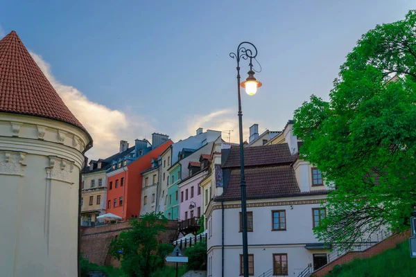 Alte zerstörte und neu restaurierte Architektur im alten Stadtzentrum — Stockfoto