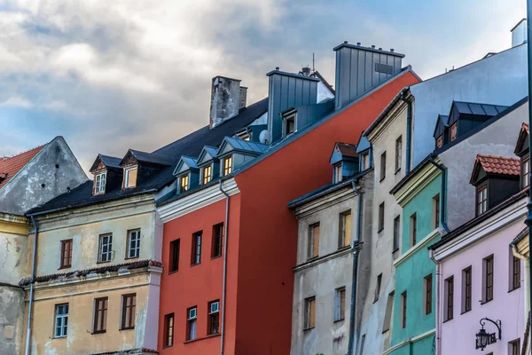 Alte zerstörte und neu restaurierte Architektur im alten Stadtzentrum — Stockfoto