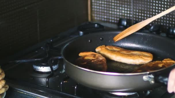 男性の手は、自宅でクローズアップパイパイを調理 — ストック動画