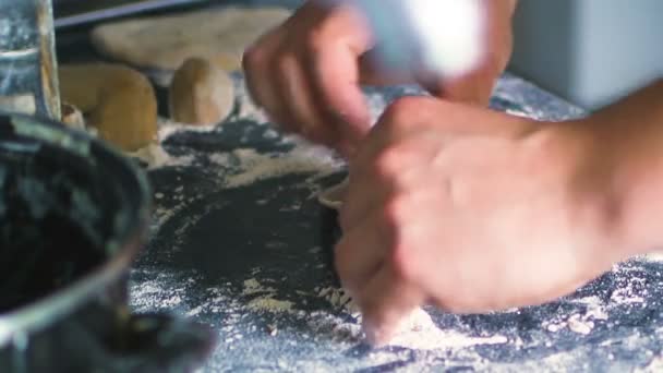 Mãos masculinas cozinhando tortas caucasianas em casa close-up — Vídeo de Stock