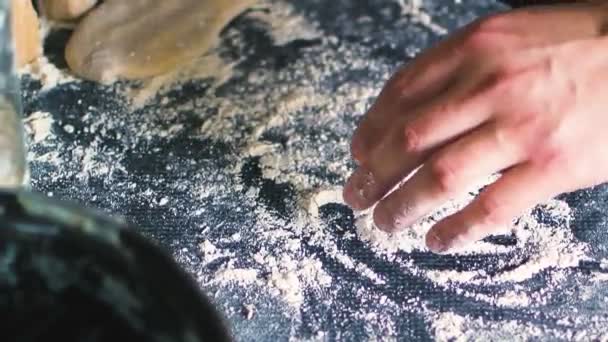 Mains masculines cuisson tartes caucasiennes à la maison gros plan 