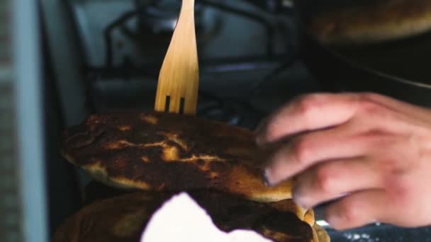 Männliche Hände kochen kaukasische Kuchen zu Hause aus nächster Nähe — Stockvideo