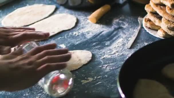 Mãos masculinas cozinhando tortas caucasianas em casa close-up — Vídeo de Stock