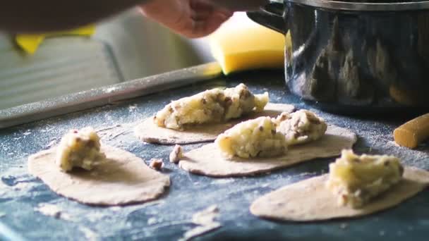 Manliga händer matlagning pajer kaukasiska hemma närbild — Stockvideo