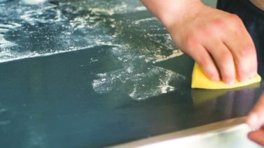 Erkek fırıncı pişme sonra un mutfak masası temizlik