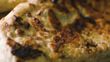 Sütunda kavrulmuş börekler yakın panning makro taze lezzetli