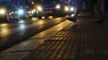Akşam şehir trafik sıkışıklığı gerçek zamanlı dokunsal kiremit sarı yakın insanlar kalabalık ayakları yürüyüş zemin