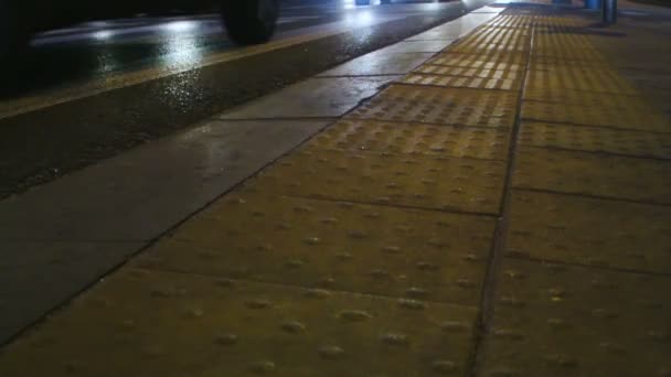夕方の街の交通渋滞リアルタイム触覚タイル黄色クローズアップ人々群衆足歩行フロア — ストック動画