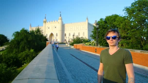 観光客は メガネで夕日にルブリン城白人男性の隣に自分撮りを取ります — ストック動画