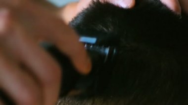 Öğrenciler erkek Kafkas evde makine birbirleri portresi ile saç kesti