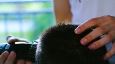 Öğrenciler erkek Kafkas evde makine birbirleri portresi ile saç kesti