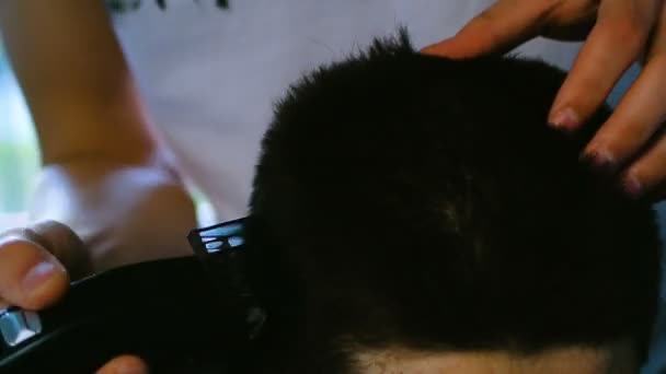 étudiants mâle caucasien couper les cheveux par machine chaque autre portrait à la maison 