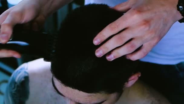 Μαθητές Αρσενικό Καυκάσιος Κομμένα Μαλλιά Μηχανή Ένας Τον Άλλο Πορτρέτο — Αρχείο Βίντεο