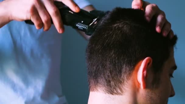 Estudiantes Macho Caucásico Corte Pelo Por Máquina Cada Uno Otro — Vídeos de Stock