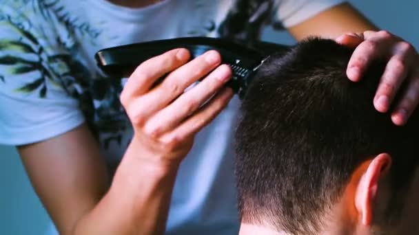 Étudiants Mâle Caucasien Couper Les Cheveux Par Machine Chaque Autre — Video