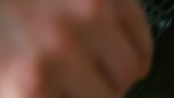 Студенти Чоловіки Кавказька Вирізати Волосся Машині Один Одного Портрет Будинку — стокове відео