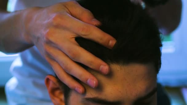 Öğrenciler Erkek Kafkas Evde Makine Birbirleri Portresi Ile Saç Kesti — Stok video