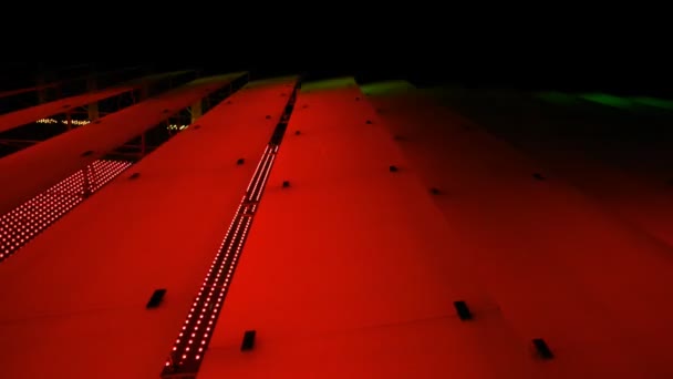 Великі Освітлені Барвисті Панелі Нічному Місті Сяють Кольорів Бризок — стокове відео
