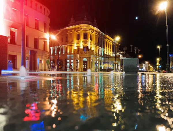 Noche iluminada Lublin ciudad en reflexión mojado centro arquitectura calle — Foto de Stock