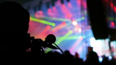 Video operatörü gece siluet sahne kameraman yakın çekim konser